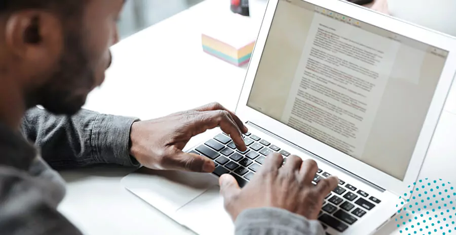 imagem de um homem escrevendo um texto no computador