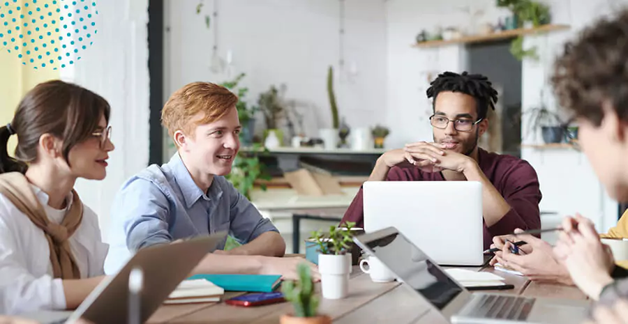 imagem de pessoas trabalhando juntas em uma mesa de reunião