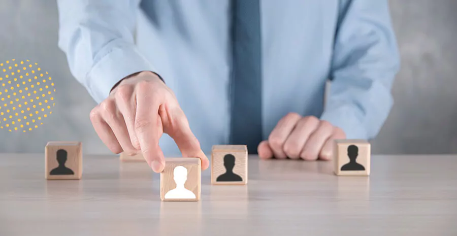 imagem de um homem mexendo em quadrados