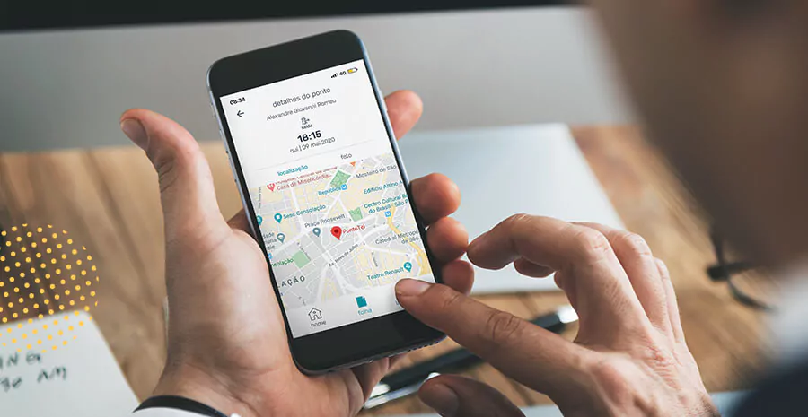 imagem de uma pessoa com um celular aberto no app da pontotel na função de geolocalização
