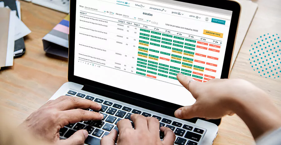 imagem de um notebook com a tela do sistema pontotel aberta