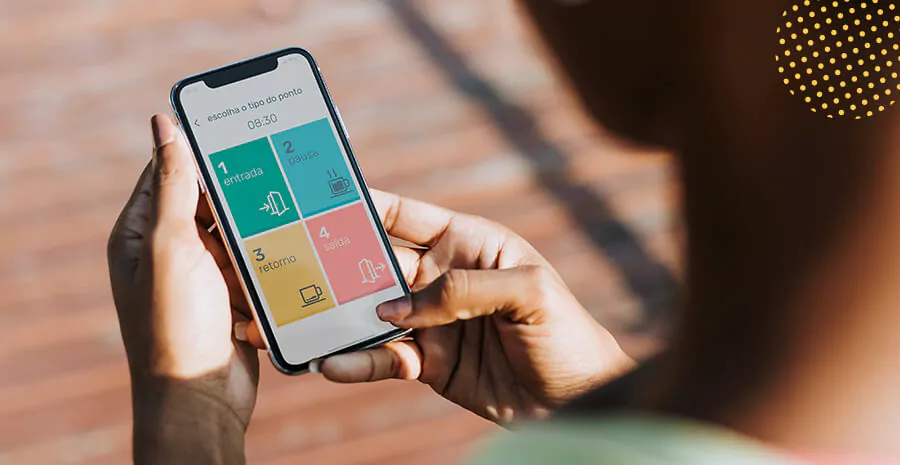 imagem de uma pessoa segurando um celular com o aplicativo de bater ponto aberto