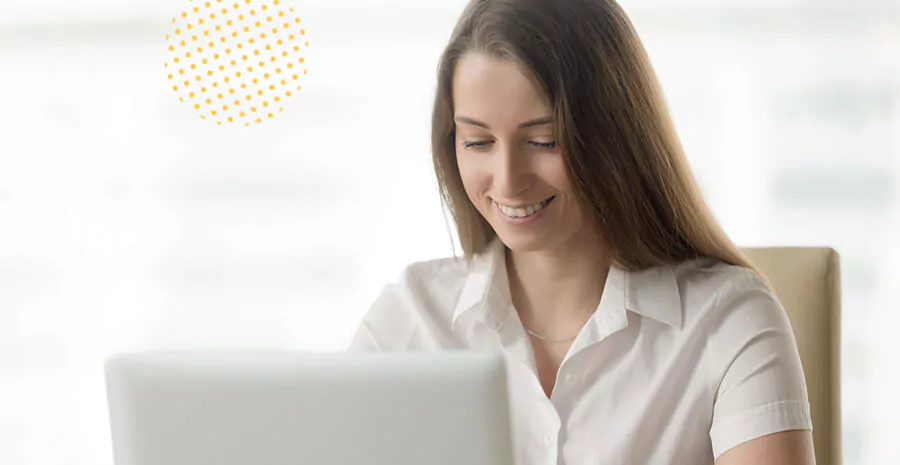 imagem de uma mulher sorrindo e trabalhando num notebook