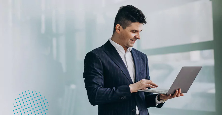 imagem de um homem em pé segurando um computador