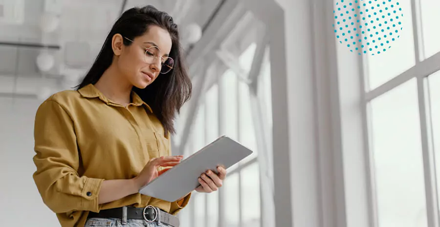 imagem de uma mulher com cara séria mexendo no tablet