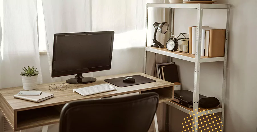 imagem de um escritório em cada com uma mesa, cadeira, estante e computador