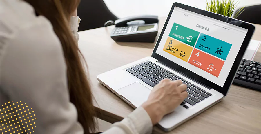 imagem de uma mulher usando o aplicativo de controle de ponto da pontotel no computador