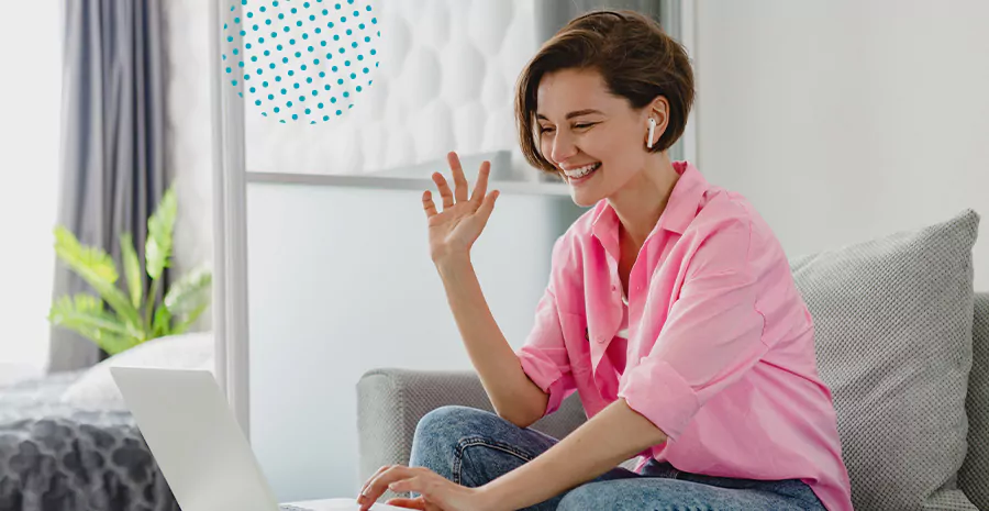imagem de uma mulher sorrindo conversando com outra pessoa pelo computador