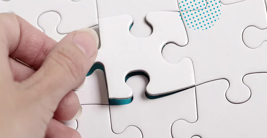 imagem de uma mão segurando uma peça de um quebra-cabeça
