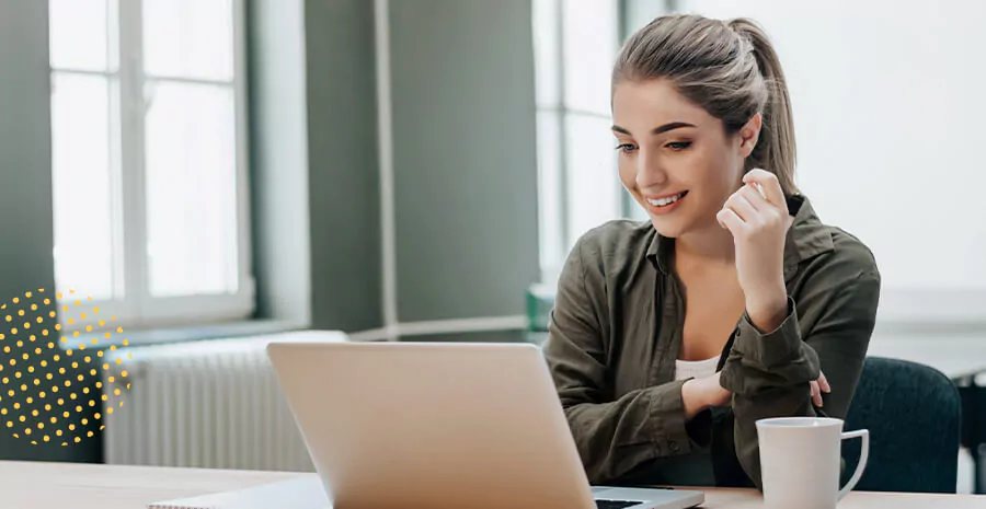 imagem de uma mulher sorrindo olhando para um computador