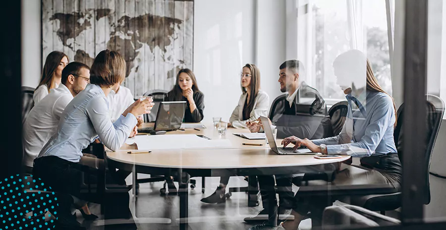imagem de um grupo de pessoas sentado em uma mesa na frente de computadores, representando a metodologia sprint