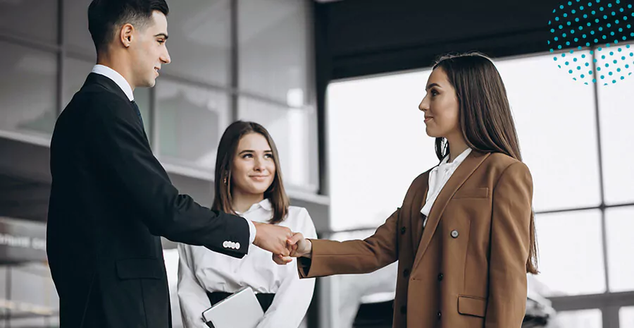 imagem de um homem e uma mulher apertando as mãos em um acordo de trabalho