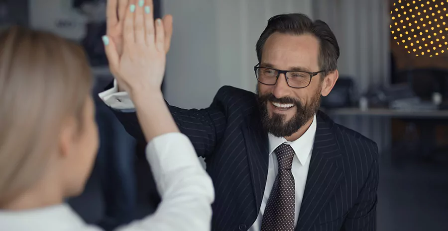 imagem de um homem sorrindo cumprimentando uma mulher