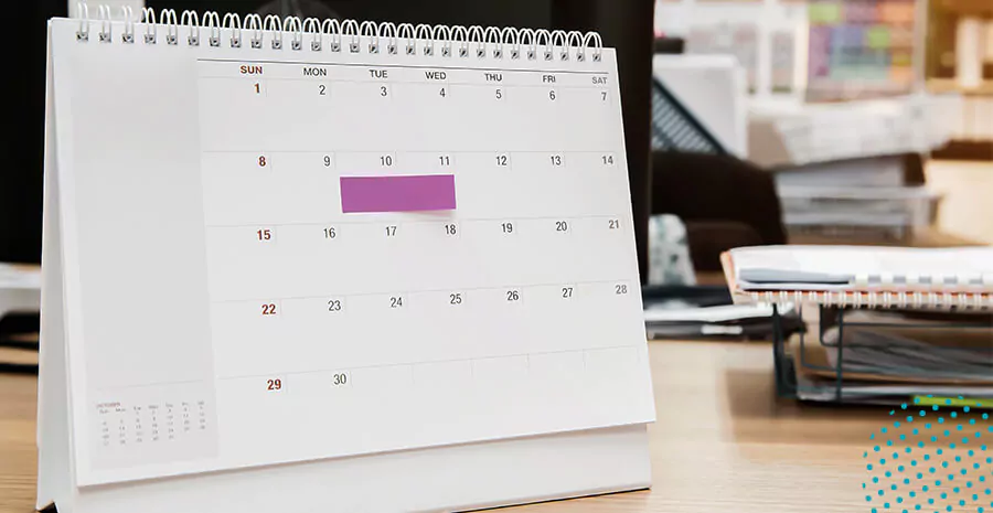 imagem de um calendário de mesa com um adesivo rosa