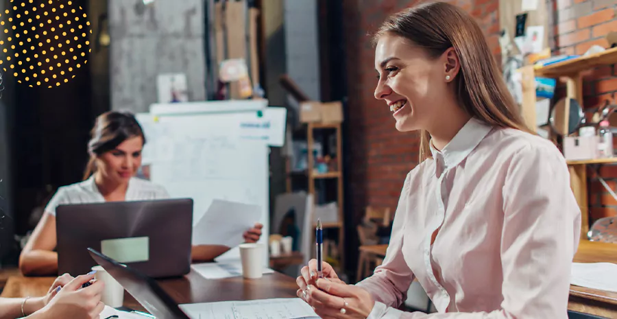 imagem de uma mulher sentada sorrindo conversando com outra pessoa