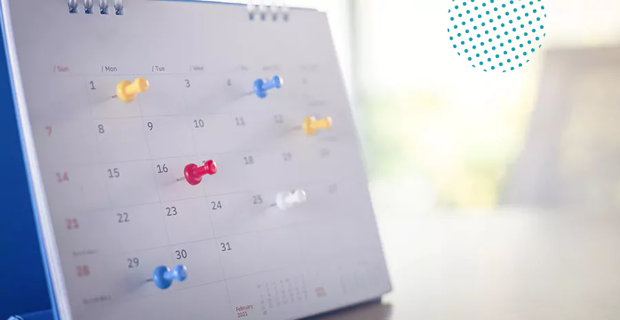 imagem de um calendário com taxinhas presas