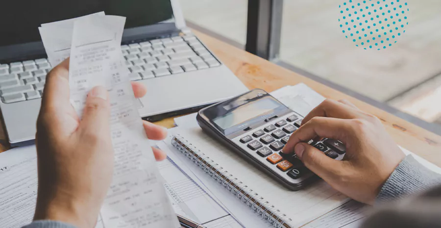 imagem de uma pessoa usando a calculadora e comparando com uma nota fiscal