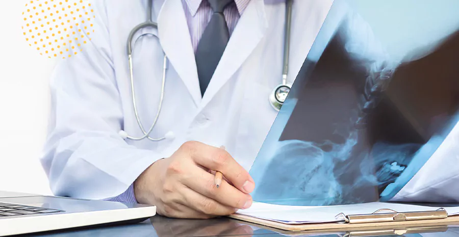 imagem de um radiologista olhando um exame de imagem