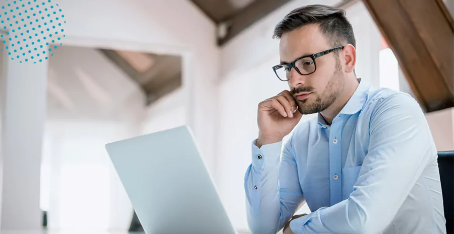 imagem de um homem sentado preocupado olhando para um computador