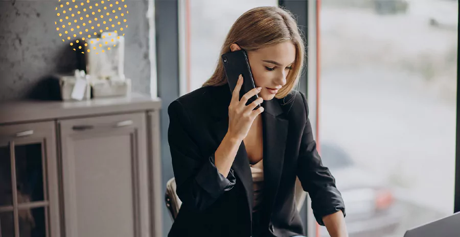 imagem de uma mulher falando ao telefone