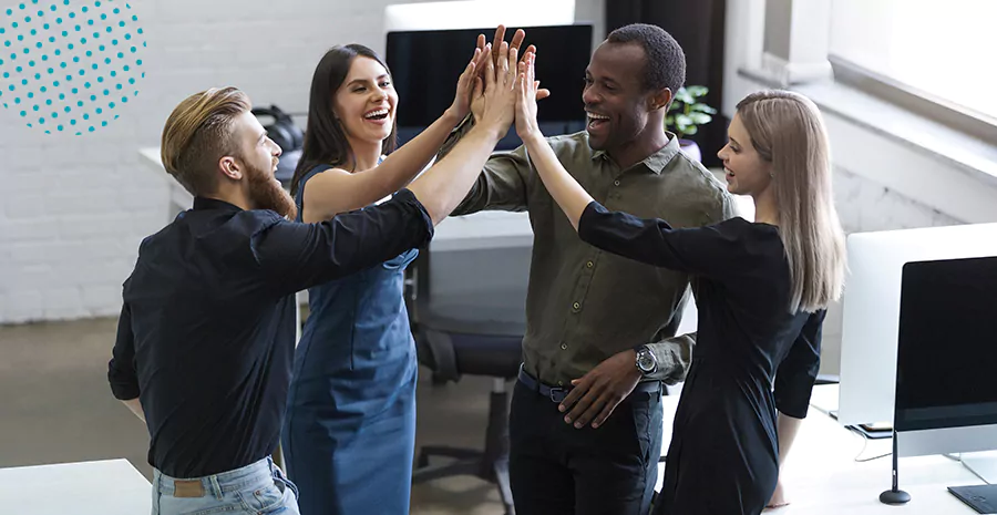imagem de dois homens e duas mulheres se cumprimentando sorrindo