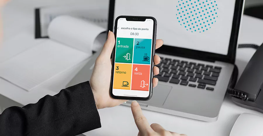 imagem de uma pessoa sentada na frente de um computador e segurando um celular na página inicial do aplicativo de controle de ponto da pontotel
