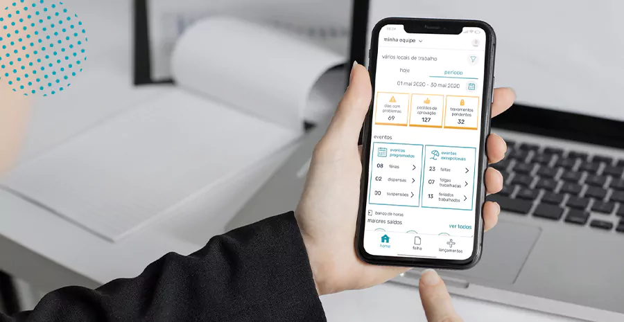 imagem de uma pessoa segurando um celular e usando o aplicativo de controle de ponto da pontotel