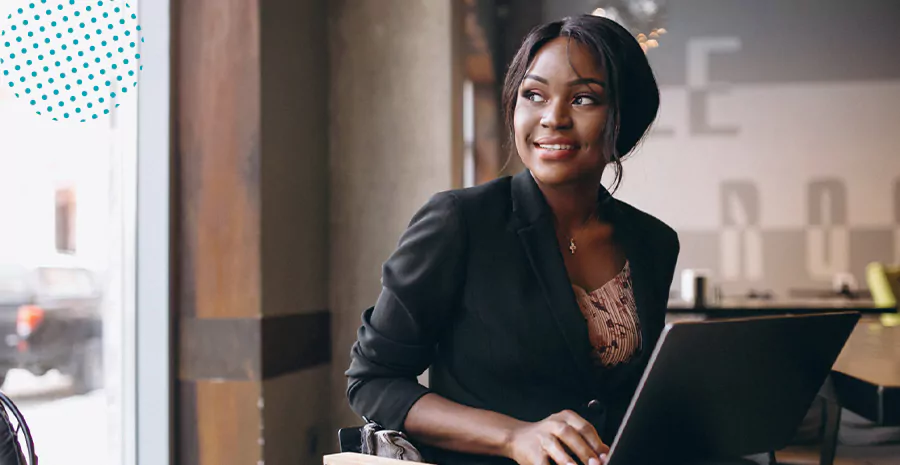 imagem de uma mulher sorrindo na frente de um computador