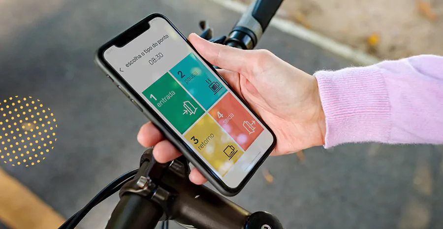 imagem de uma pessoa segurando um celular e usando o aplicativo de controle de ponto da pontotel