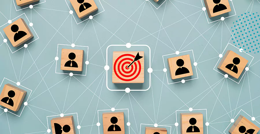 imagem de blocos de madeira com desenhos de silhuetas de pessoas e de um alvo vermelho