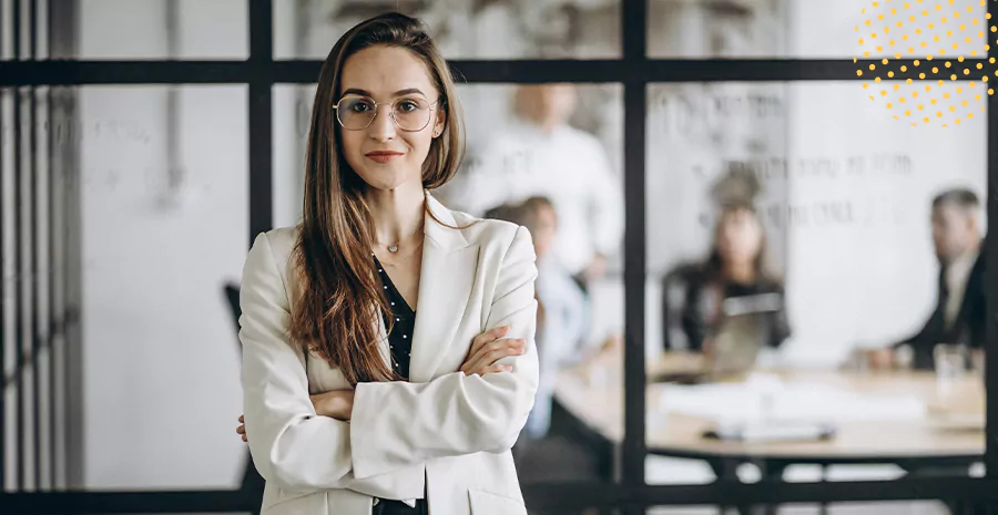 imagem de uma mulher cruzando os braços