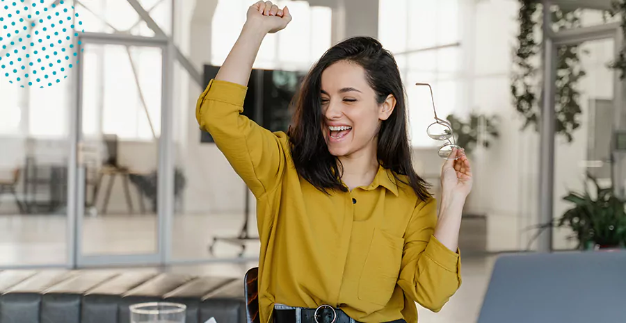 imagem de uma mulher sentada feliz celebrando