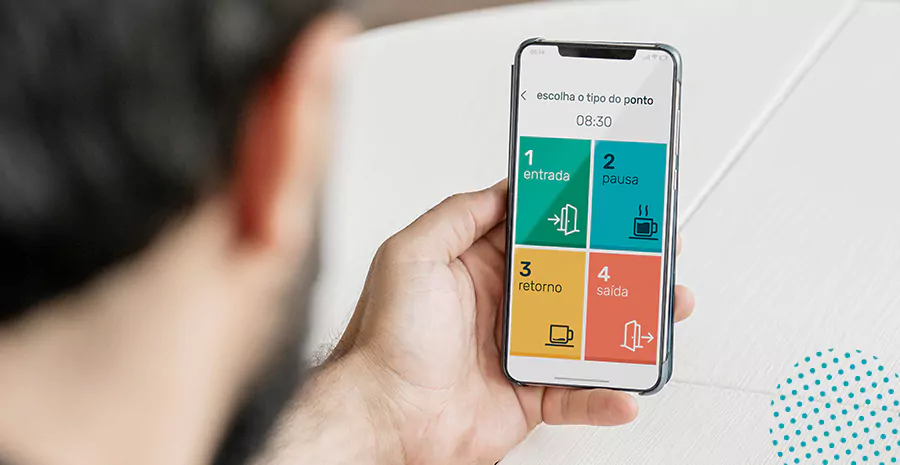 imagem de um homem segurando um celular e usando o aplicativo de controle de ponto da pontotel