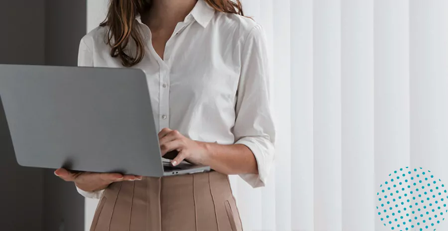 imagem de uma mulher em pé segurando um computador