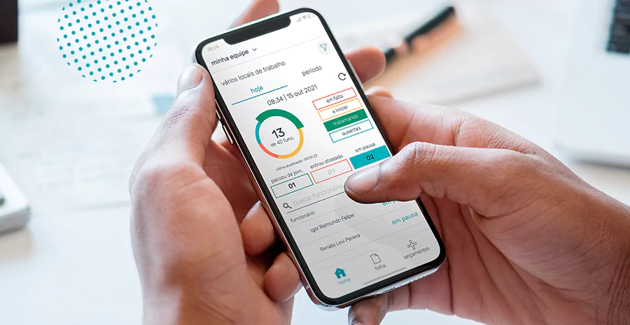 imagem de uma pessoa segurando um celular e usando o aplicativo de controle de ponto da pontotel