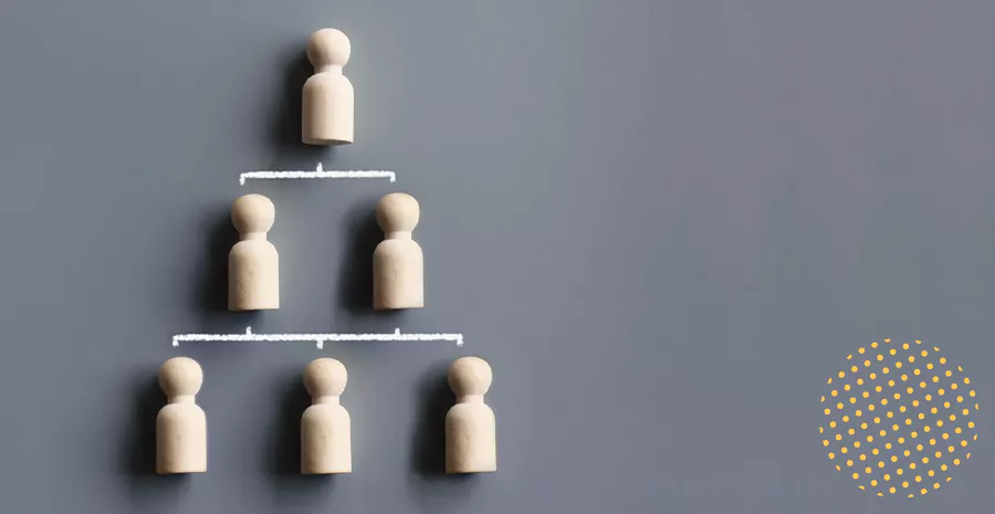 imagem de pinos de madeira empilhados em pirâmide