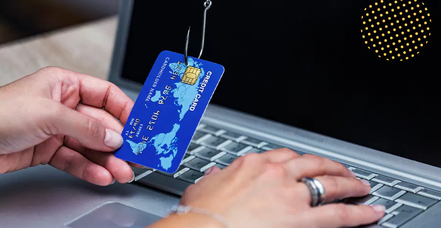 imagem de uma pessoa segurando um cartão de crédito e digitando em um computador