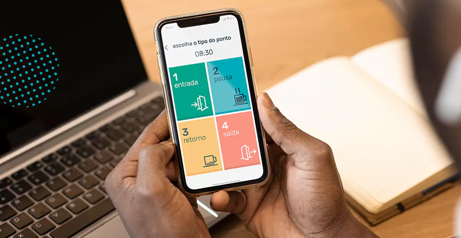 imagem de uma pessoa segurando um celular e usando o aplicativo de controle de ponto da pontotel
