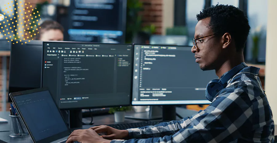 imagem de um homem sentado digitando em um computador