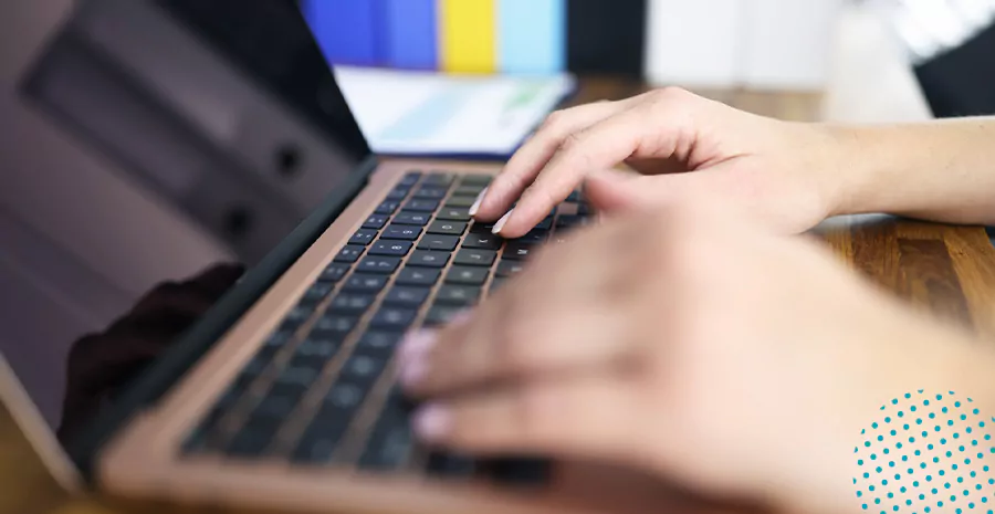 imagem de uma pessoa digitando em um computador