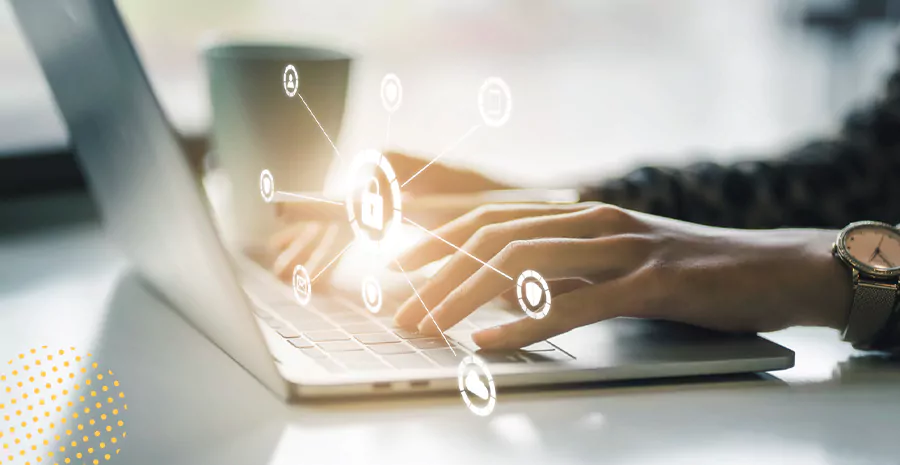 imagem de uma pessoa digitando em um computador