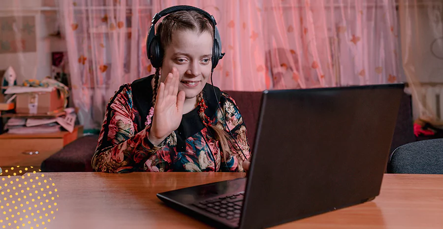 imagem de uma mulher sentada na frente de um computador usando fones de ouvido