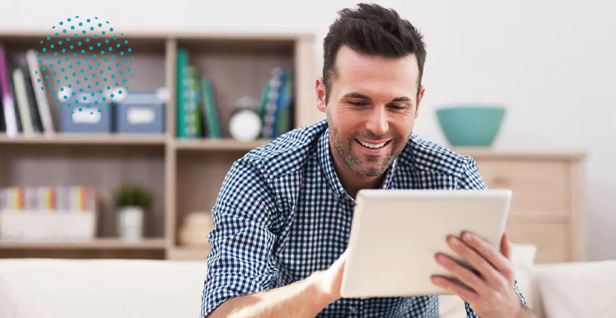 imagem de um homem sorrindo segurando um tablet