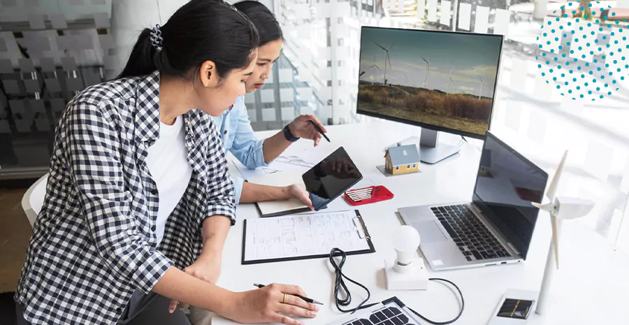 imagem de duas mulheres sentadas olhando para um computador