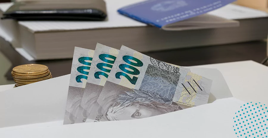imagem de notas de duzentos reais dentro de uma pasta em cima de uma mesa