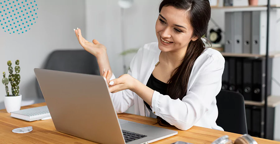 imagem de uma mulher sentada na frente de um computador sorrindo