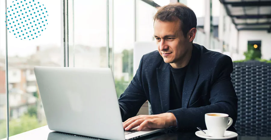 imagem de um homem sentado digitando em um computador