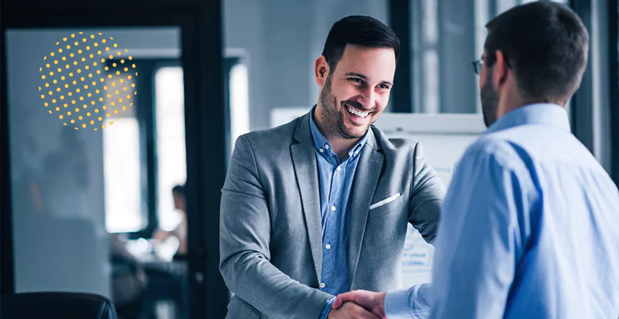imagem de dois homens se cumprimentando sorrindo