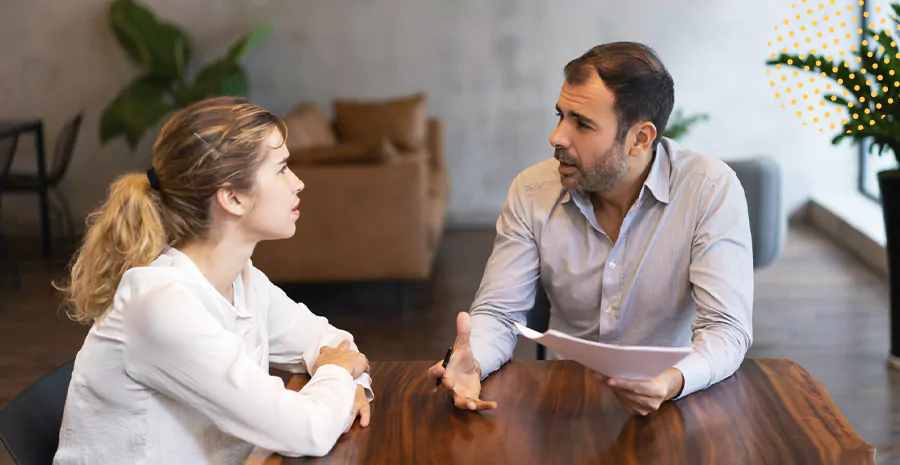 imagem de um homem e uma mulher sentados conversando