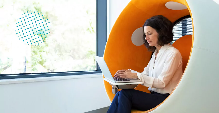 imagem de uma mulher sentada digitando em um computador